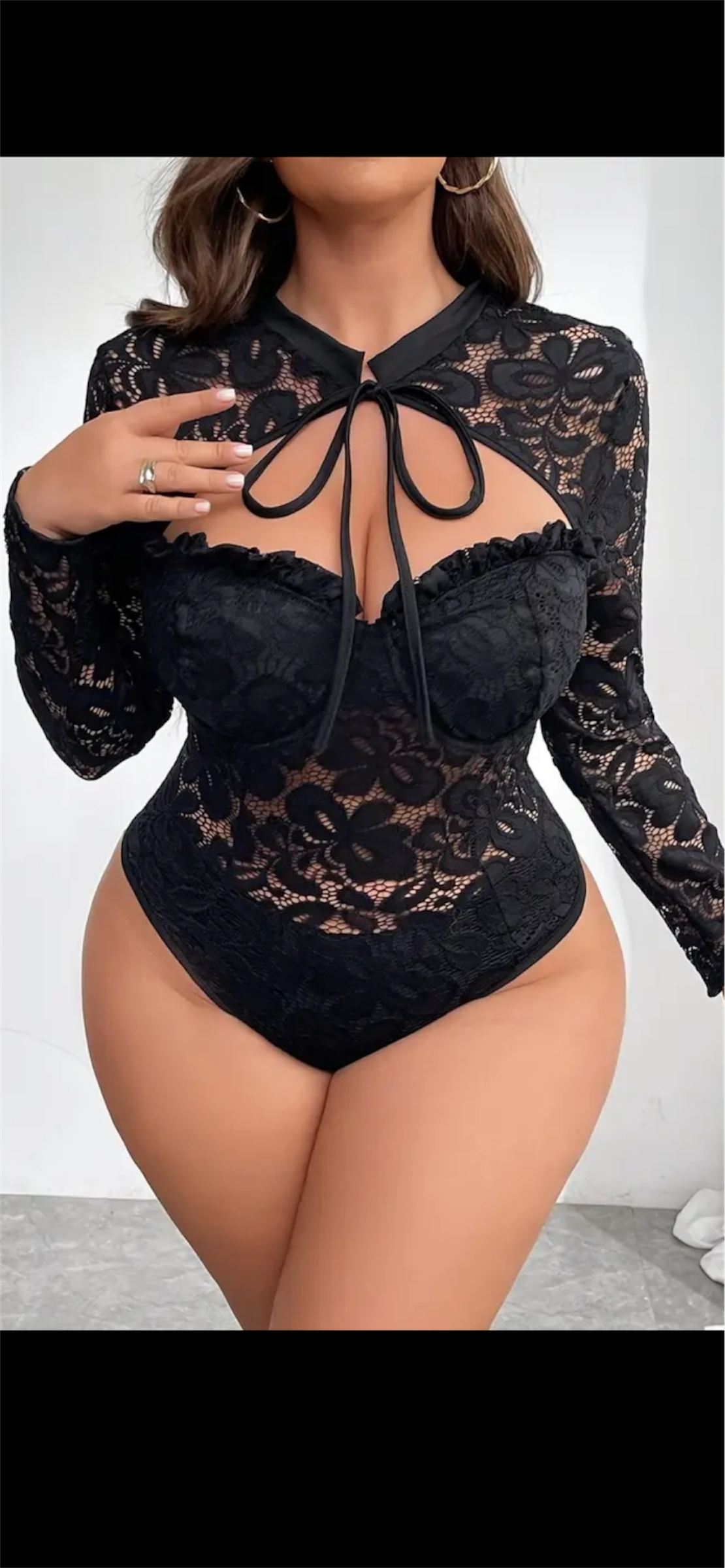 Juodas nėriniuotas bodis su kaspinėliu „Classy Allure“ (3XL)