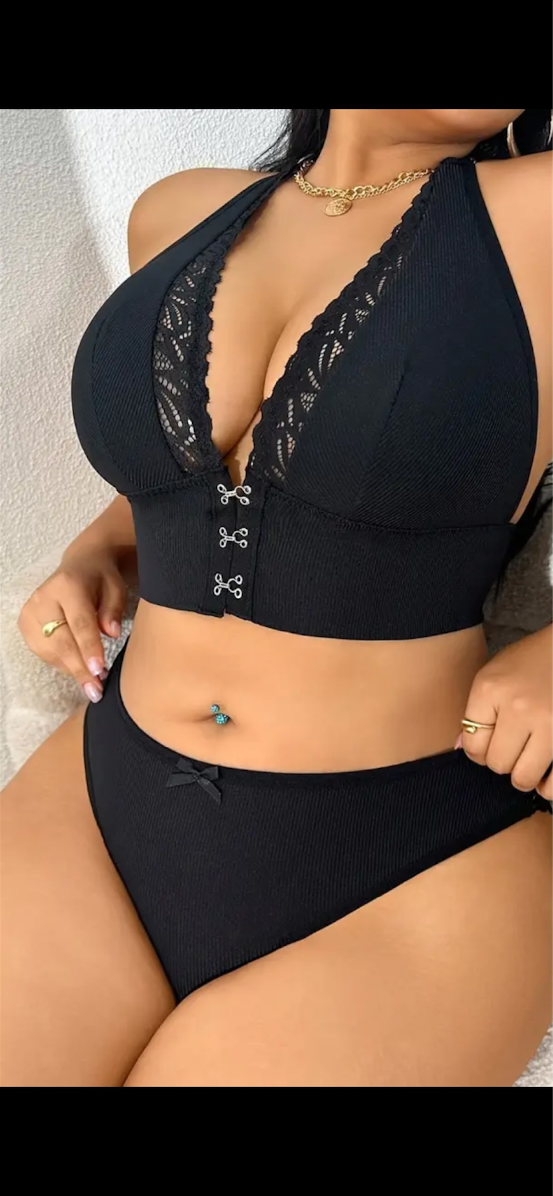 Juodas nėriniuotas liemenėlės ir kelnaičių komplektas