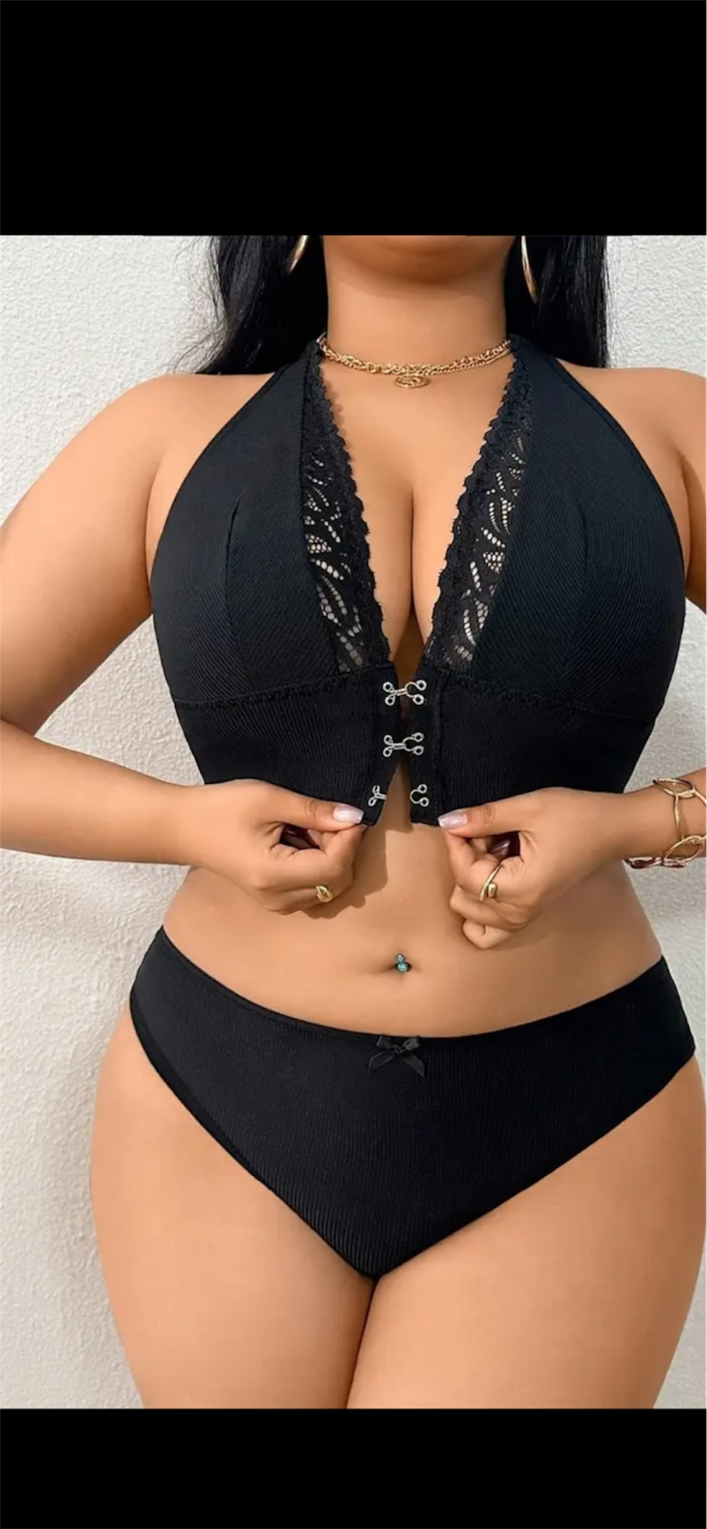 Juodas nėriniuotas liemenėlės ir kelnaičių komplektas