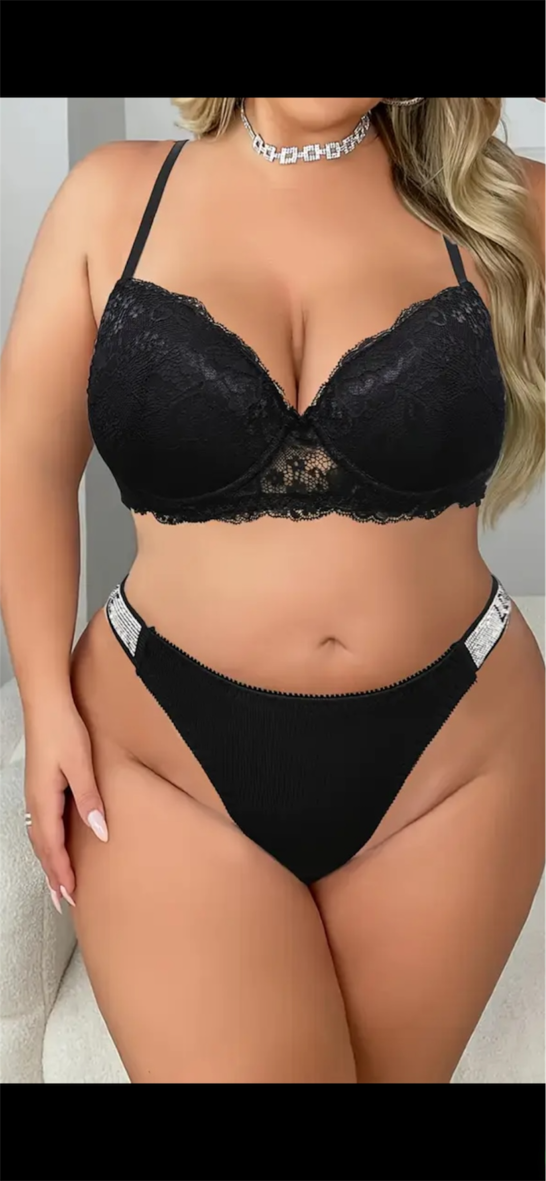 Juodas nėriniuotas liemenėlės ir kelnaičių komplektas su „LOVE“ detalėmis