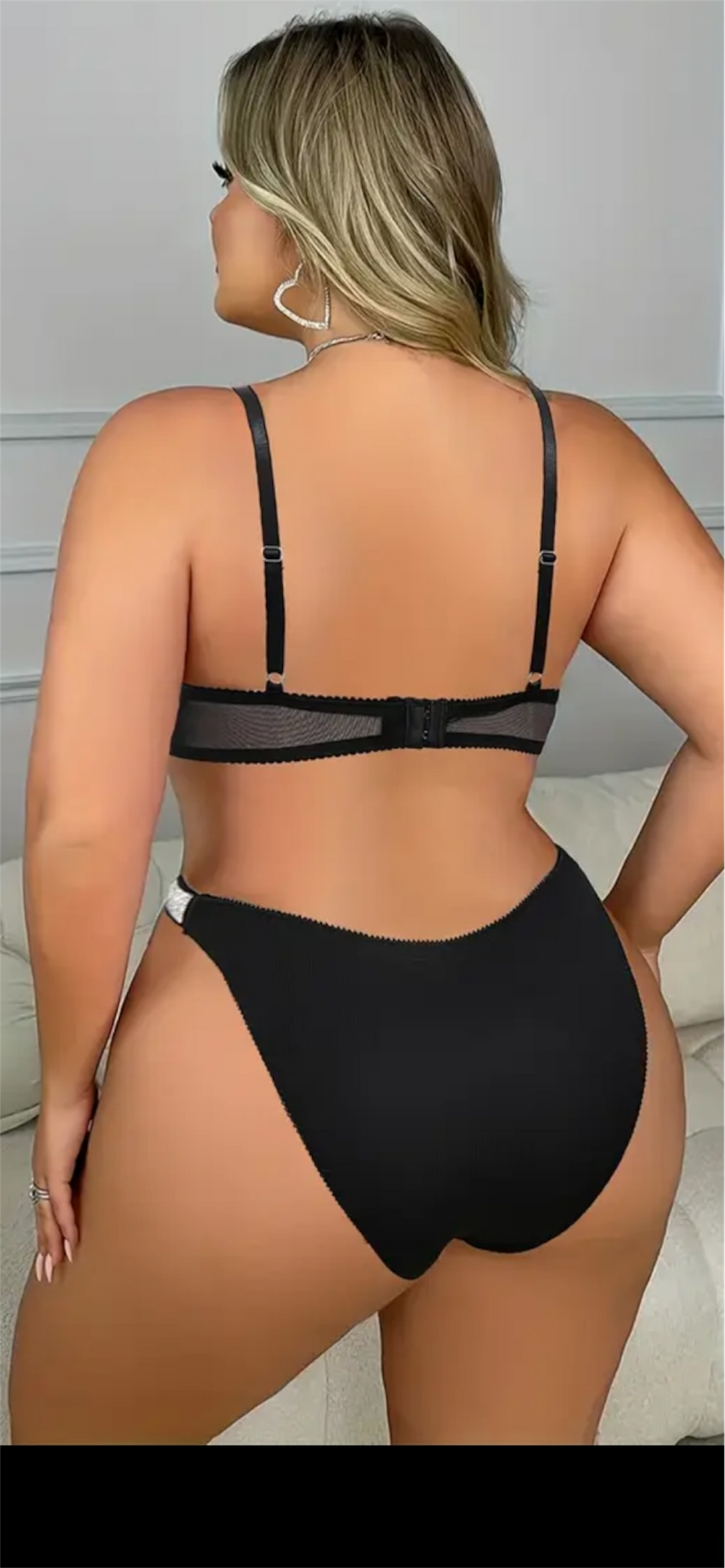 Juodas nėriniuotas liemenėlės ir kelnaičių komplektas su „LOVE“ detalėmis