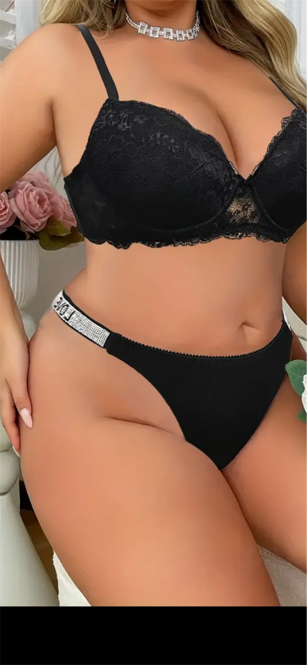 Juodas nėriniuotas liemenėlės ir kelnaičių komplektas su „LOVE“ detalėmis