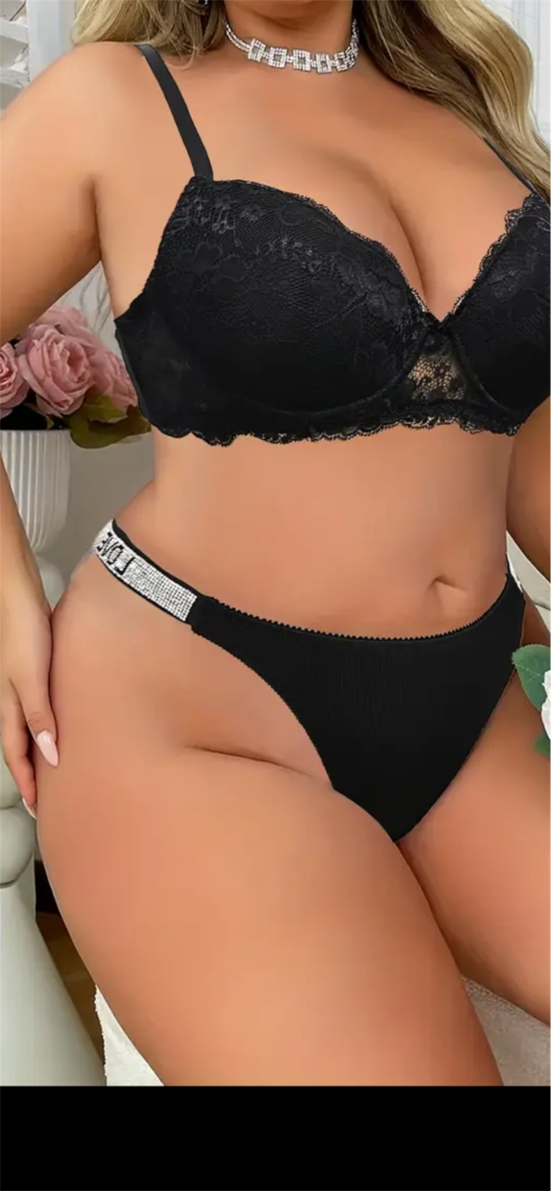 Juodas nėriniuotas liemenėlės ir kelnaičių komplektas su „LOVE“ detalėmis