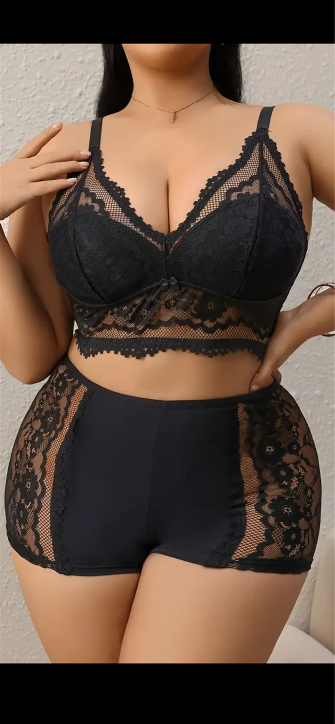 Elegantiškas juodos spalvos nėriniuotas liemenėlės ir kelnaičių komplektas – V formos iškirptė