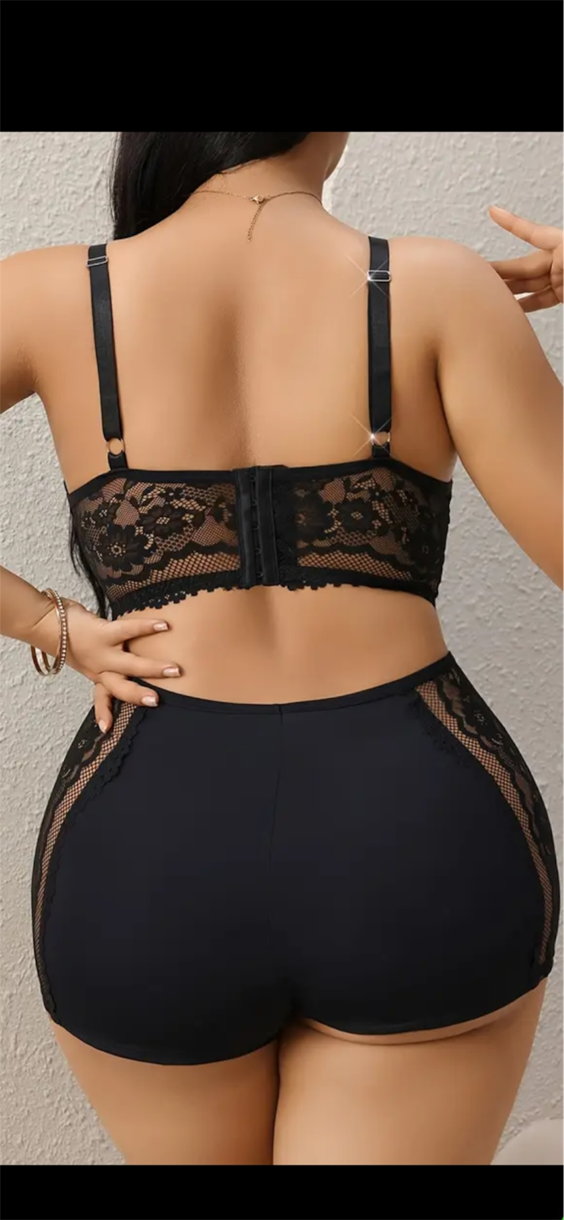 Elegantiškas juodos spalvos nėriniuotas liemenėlės ir kelnaičių komplektas – V formos iškirptė