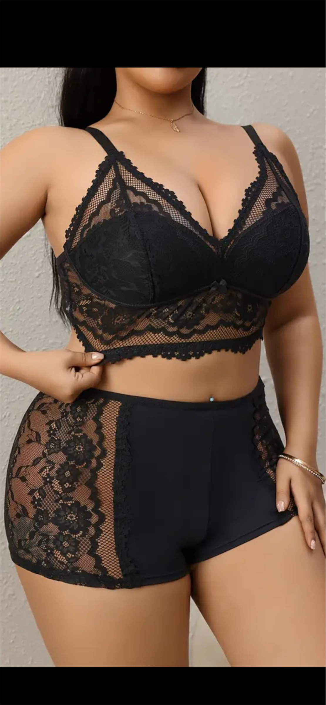 Elegantiškas juodos spalvos nėriniuotas liemenėlės ir kelnaičių komplektas – V formos iškirptė