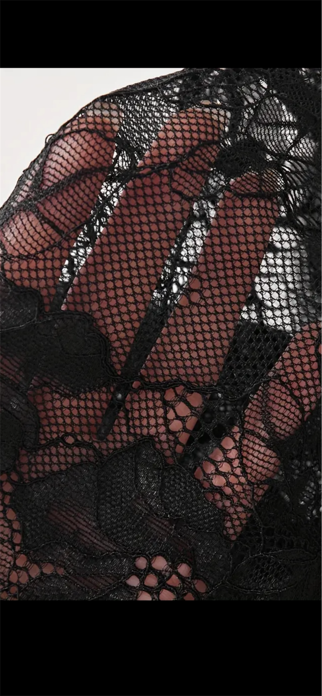 Juodos spalvos nėriniuotas liemenėlės ir kelnaičių komplektas – subtiliai permatomas, elegantiškas dizainas