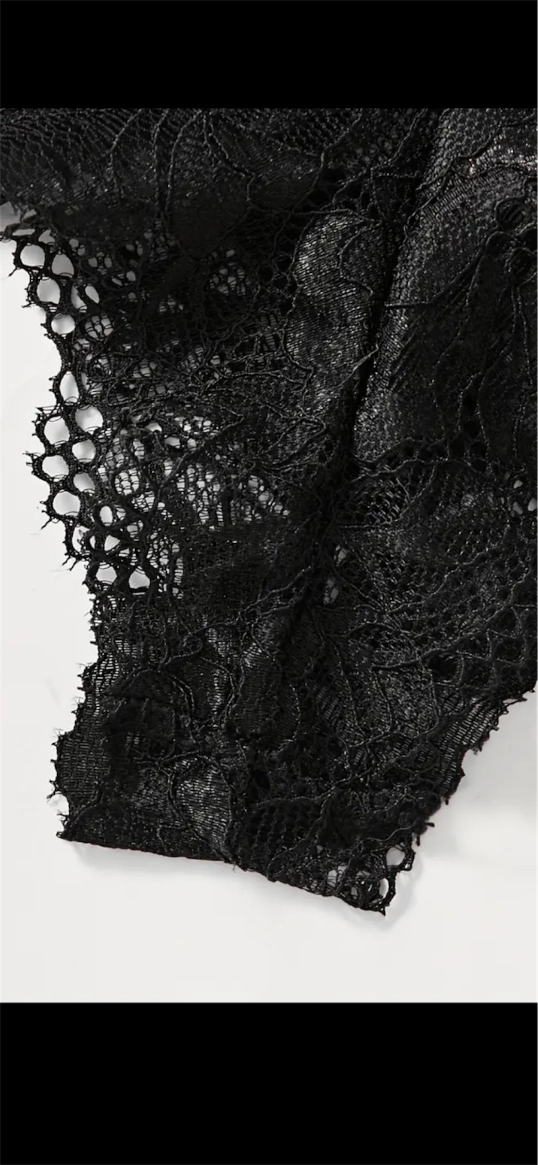 Juodos spalvos nėriniuotas liemenėlės ir kelnaičių komplektas – subtiliai permatomas, elegantiškas dizainas