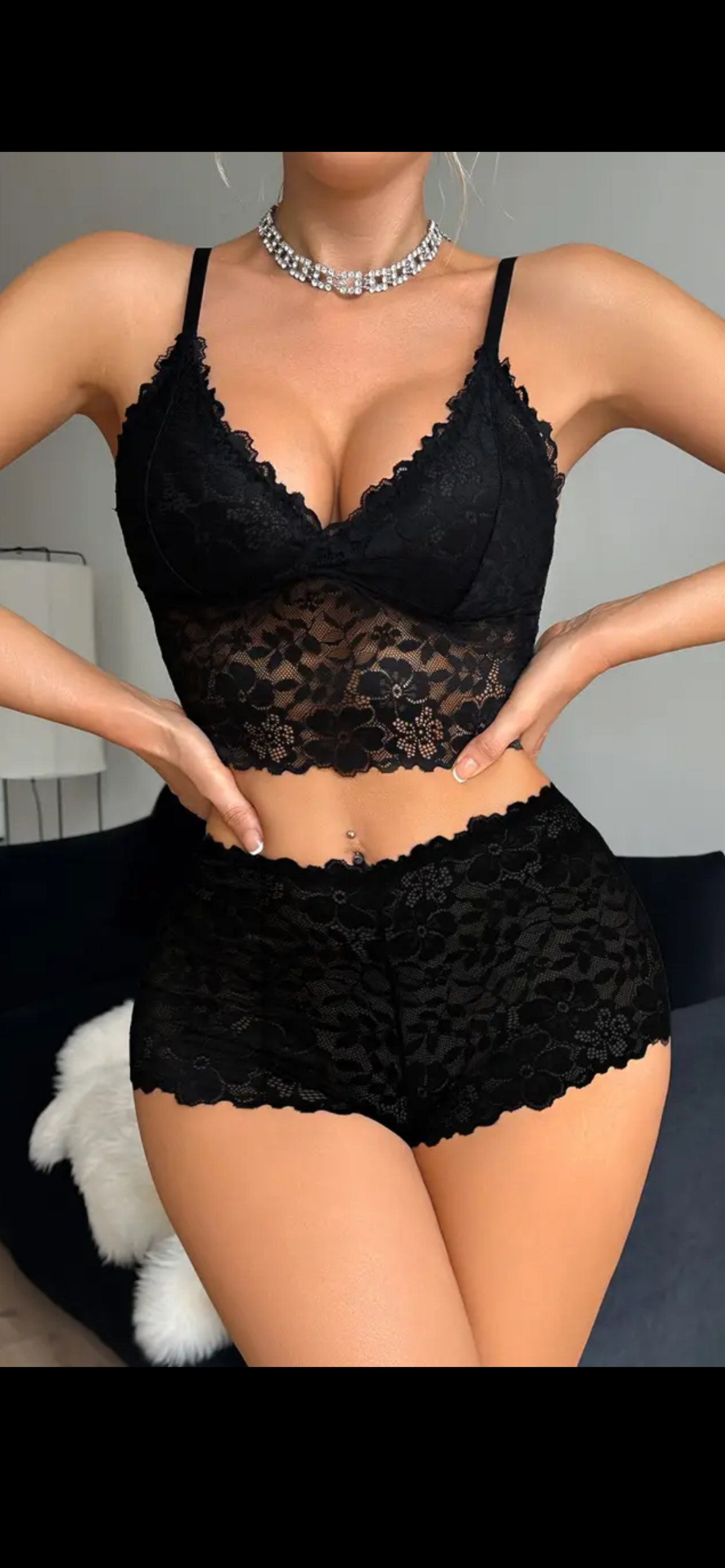 „Juodasis žavesys“ – nėrinių liemenėlės ir kelnaičių komplektas