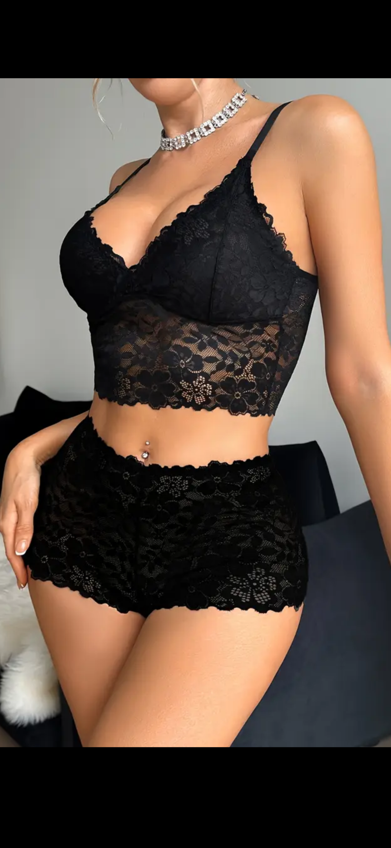 „Juodasis žavesys“ – nėrinių liemenėlės ir kelnaičių komplektas