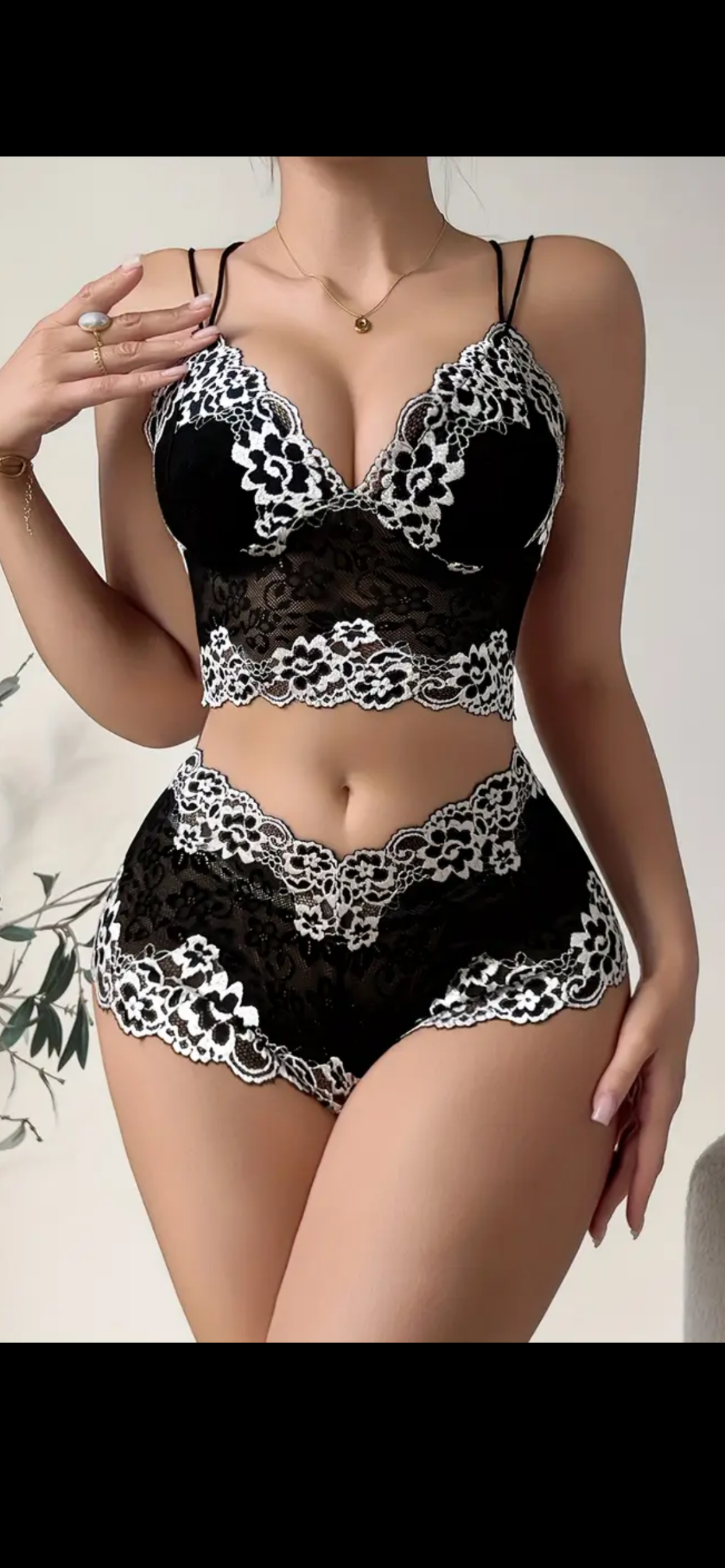 „Juoda elegancija“ – juodos ir baltos nėrinių komplektas (XL dydis)