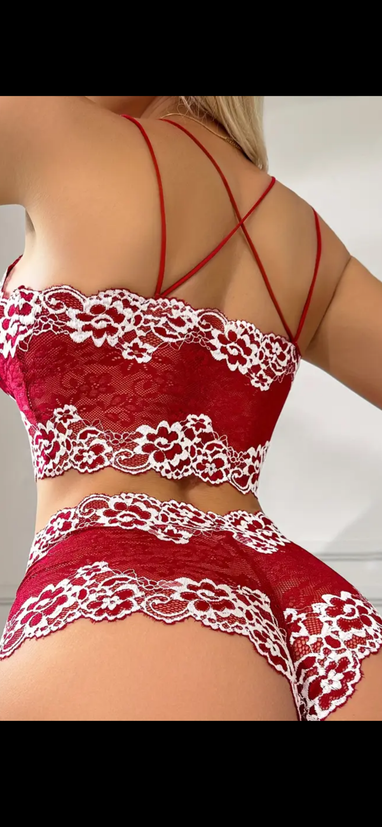 „Raudonoji aistra“ – nėrinių liemenėlės ir kelnaičių komplektas (XL dydis)