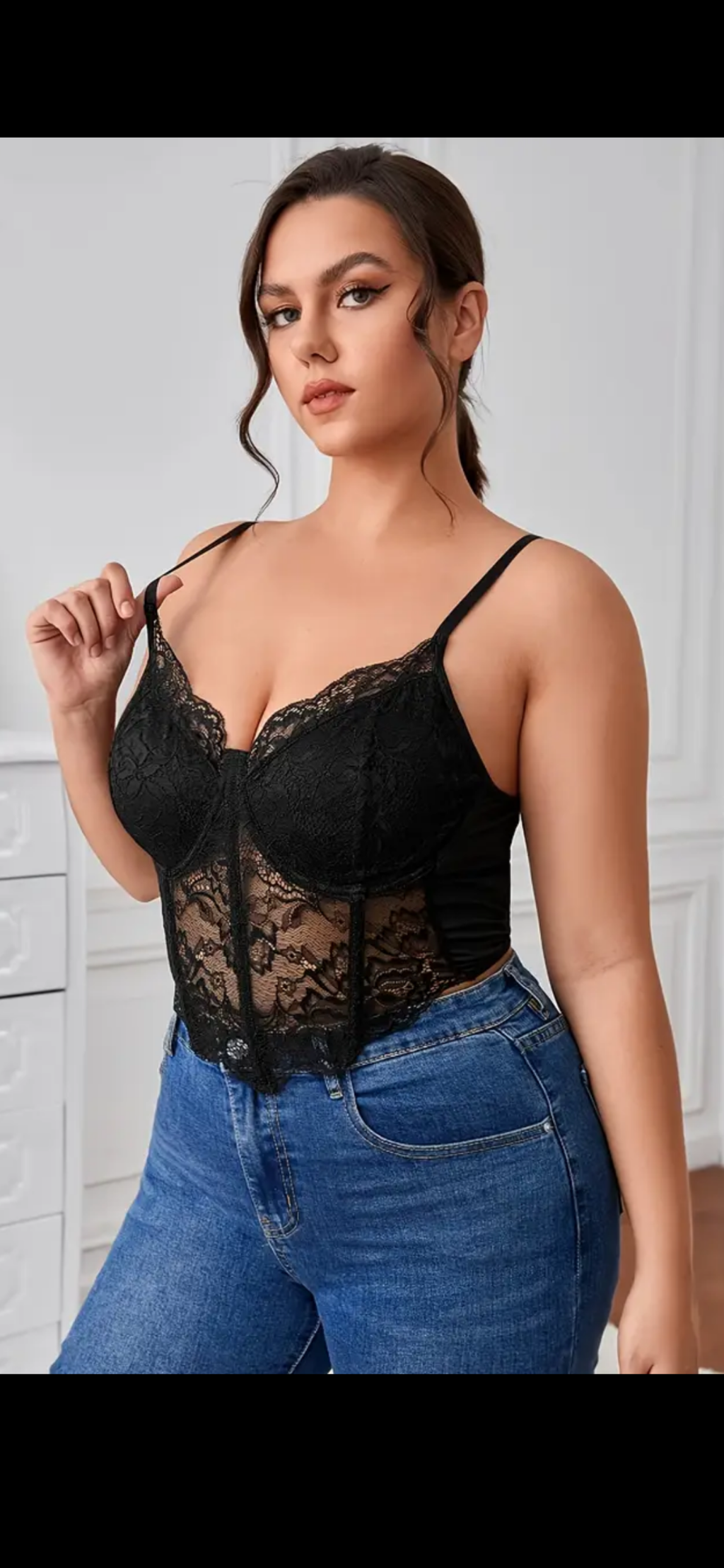 „Juodos elegancijos nėriniuota maikutė“