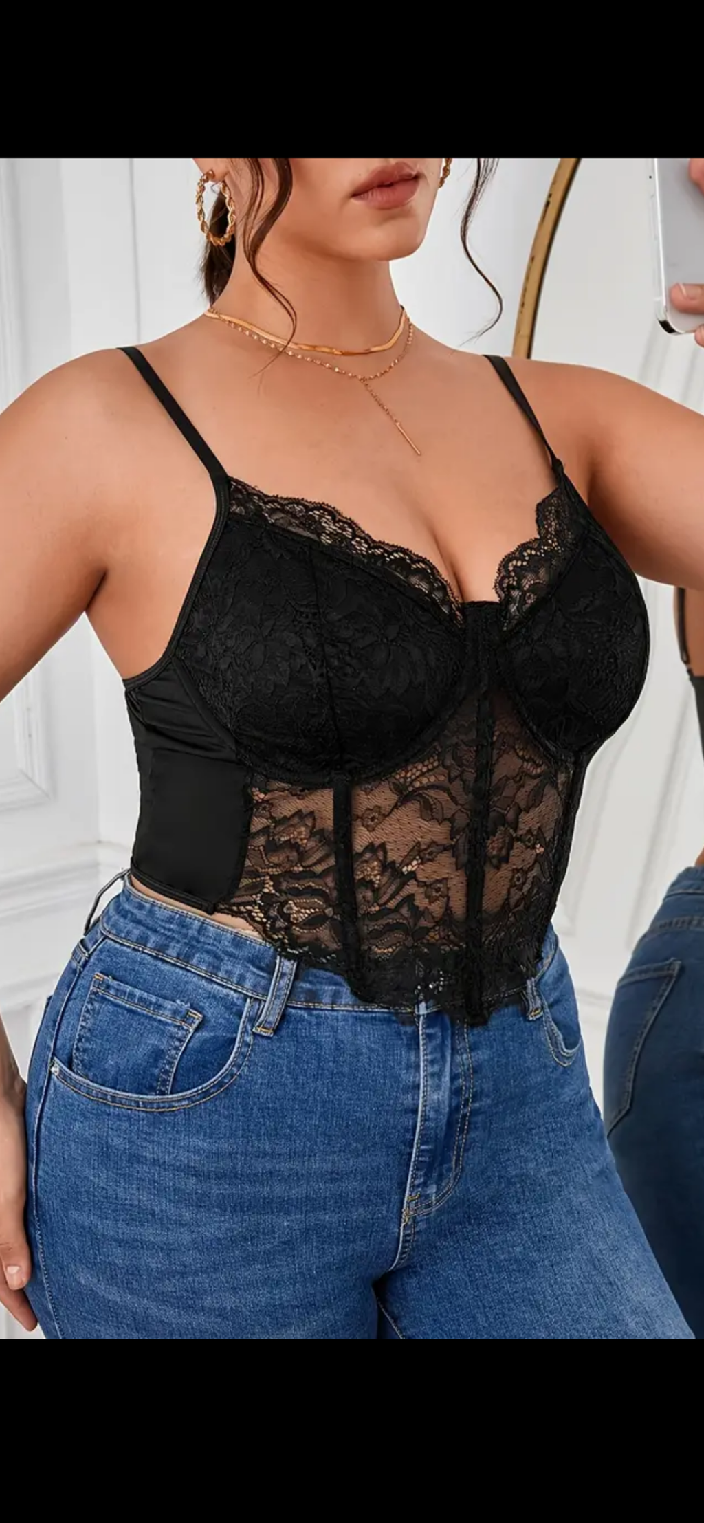 „Juodos elegancijos nėriniuota maikutė“